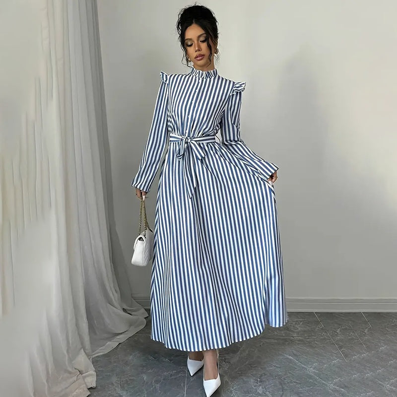 Naima™| Maxikleid mit hohem Kragen und schwarz-weißem Blumenmuster