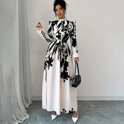 Naima™| Maxikleid mit hohem Kragen und schwarz-weißem Blumenmuster