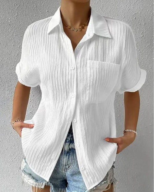 Amy™| Komfortable einfarbige Bluse mit Reverskragen, kurzen Ärmeln und Tasche