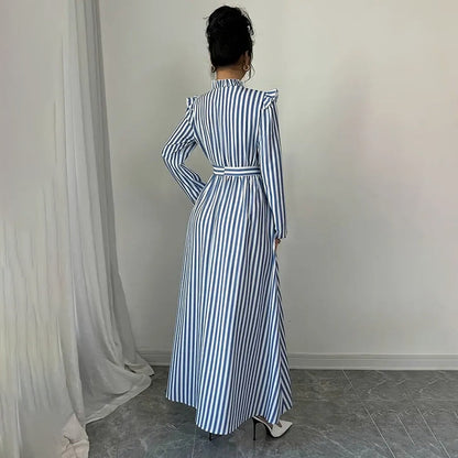 Naima™| Maxikleid mit hohem Kragen und schwarz-weißem Blumenmuster
