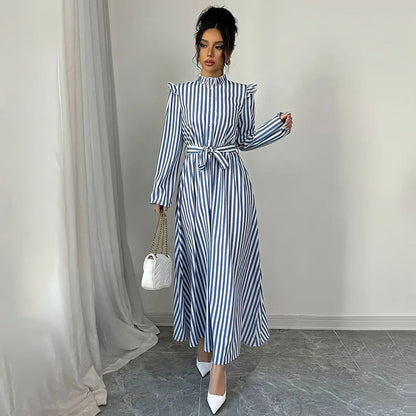 Naima™| Maxikleid mit hohem Kragen und schwarz-weißem Blumenmuster