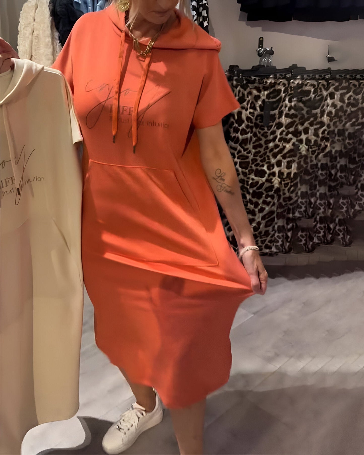 Emma™ | Lockeres Kleid mit Kapuze und femininer Passform