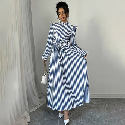Naima™| Maxikleid mit hohem Kragen und schwarz-weißem Blumenmuster